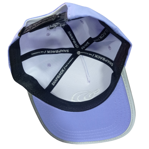 Gorras tipo Snapback, de diseñador hechas por el artista La Plaga Invade